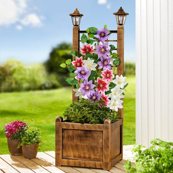 Kvetinový kvetináč s trelážou a solárnymi lampášmi